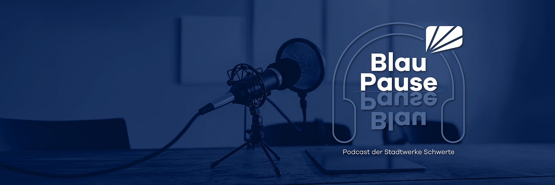 Titelbild für den Podcast der Stadtwerke Schwerte Blaupause Ein blau gefärbtes Bild eines Mikrofons und das Logo des Podcast der Stadtwerke Schwerte Blaupause